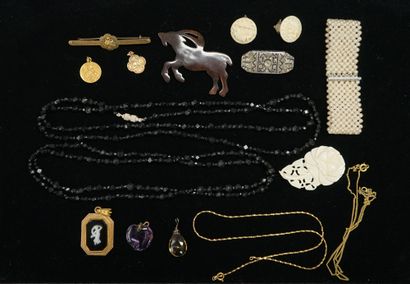 SET of antique jewelry including: jet style...