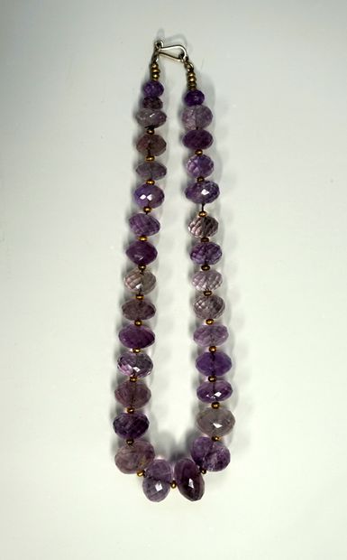 IMPORTANT NECKLACE of round faceted amethyst...