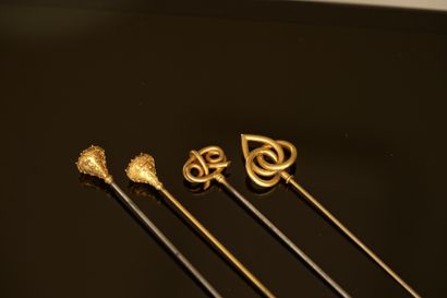 3 steel hat pins with 18k (750/°°) gold heads....