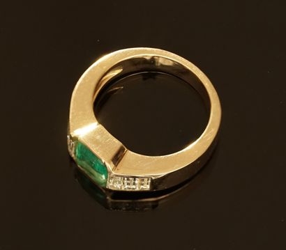 Yellow gold ring 18k (750/°°) centered on...