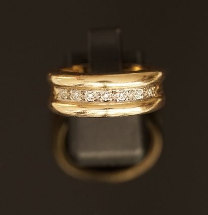 RING in 18k (750/°°) yellow gold centered...