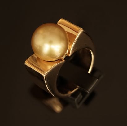 18k (750/°°) yellow gold ring, centered with...