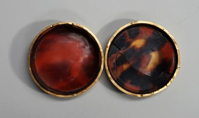Round box, the interior in tortoiseshell,...