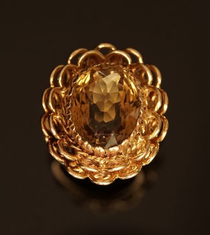 18k (750/°°) yellow gold ring centered on...
