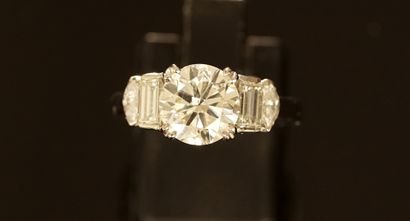 RING in 18k (750/°°) white gold, centered...