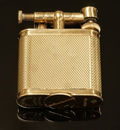 DUNHILL - 9k (375/°°) gold gasoline cylinder...