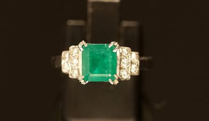 18k (750/°°) white gold ring centered on...
