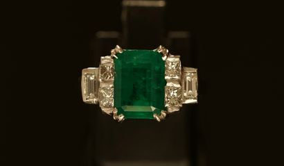 18k (750/°°) white gold ring centered on...
