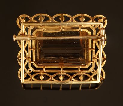 18k (750/°°) yellow gold brooch centered...