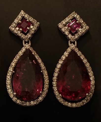 PAIR OF EARRINGS in 18k (750/°°) white gold...