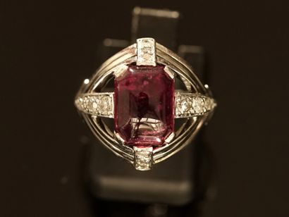 RING in 18k white gold (750/°°) centered...