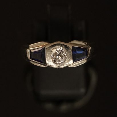18k (750/°°) white gold ring centered with...