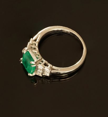 18k (750/°°) white gold ring centered on...