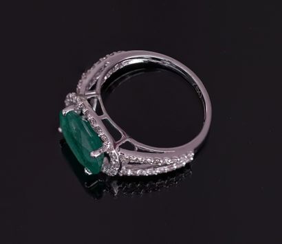 RING in 18k (750/°°) white gold set with...