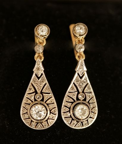 EARRINGS in 18K (750/°°) yellow gold, forming...