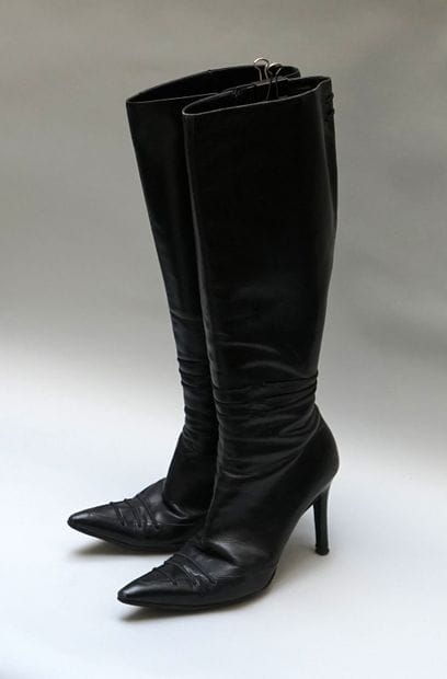 GUCCI - PAIRE de bottes à talons en cuir...