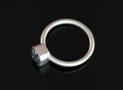 
RING in silver 925/°° decorated with a blue...