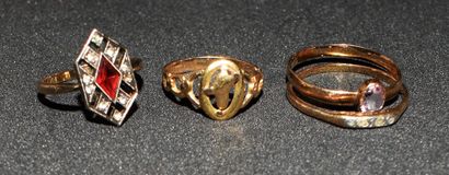 LOT de 3 BAGUES en or 18K (750/°°), l’une...
