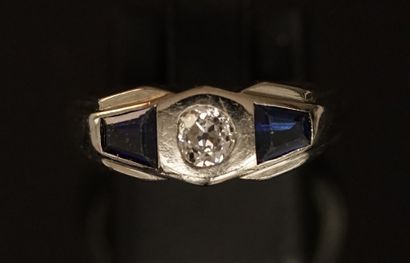 BAGUE en or blanc 18k (750/°°) centrée d'un...