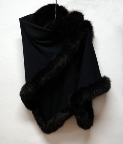 SET composed of a small cape in black wool...