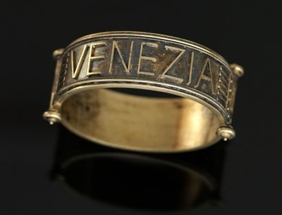 BRACELET rigide ouvrant en argent doré (vermeil)...