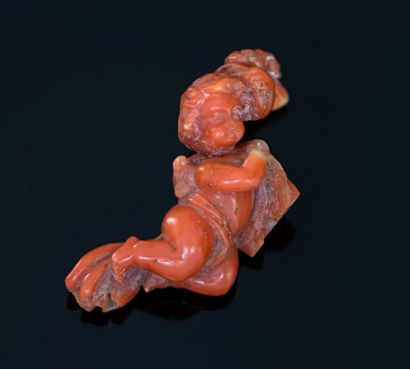 ANGELOT en corail sculpté. Mains manquantes....