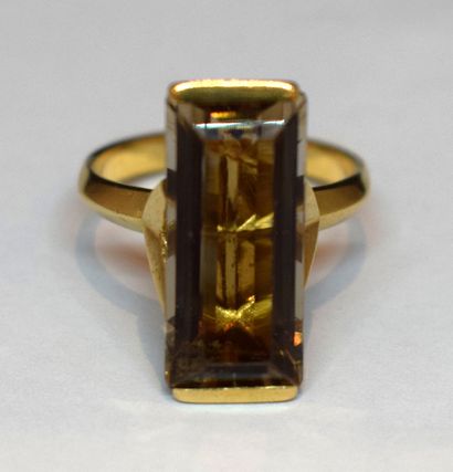 RING in 18K (750/°°) yellow gold, set with...