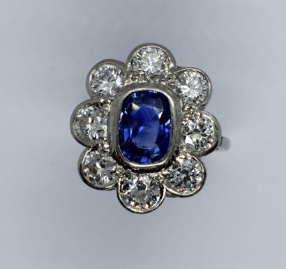 BAGUE « Pompadour » en platine, centrée d’un...