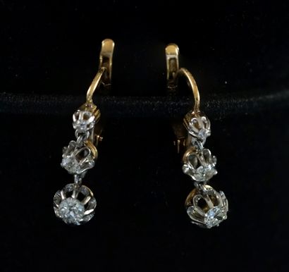 PAIRE DE DORMEUSES en or jaune 18k (750/°°)...