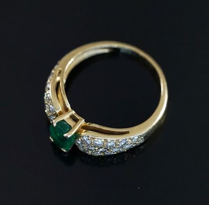 Yellow gold ring 18k (750/°°) centered on...