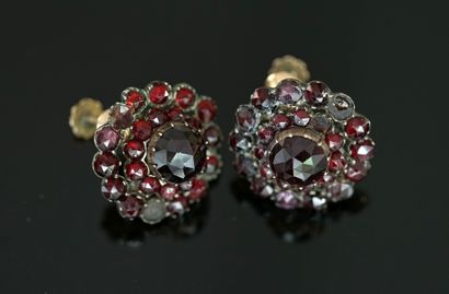 
PAIRE DE BOUCLES D'OREILLE métal doré présentant...