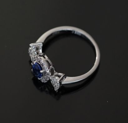 RING in 18k (750/°°) white gold, centered...