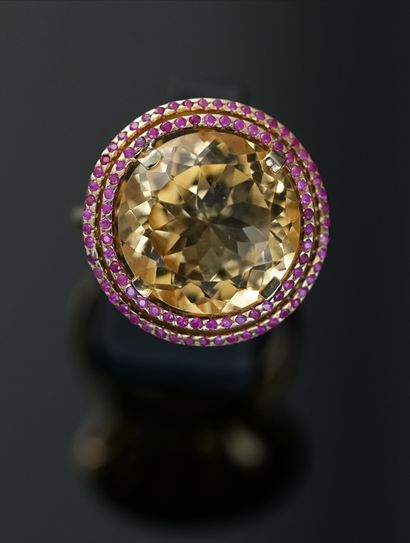 Gilded silver ring centered on a round faceted...
