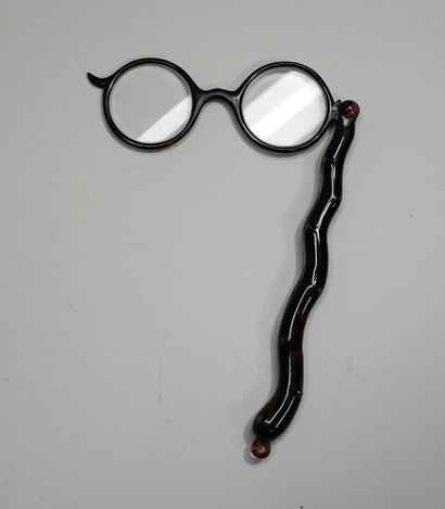 Handle in the shape of a rose branch. H:...
