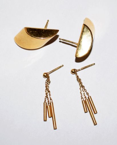 LOT OF 2 PAIRS OF EARRINGS in 18K yellow...