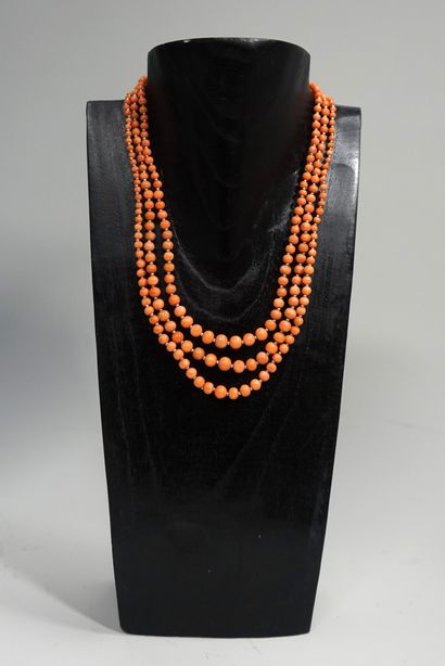 NECKLACE with 3 rows of round pearls of coral...