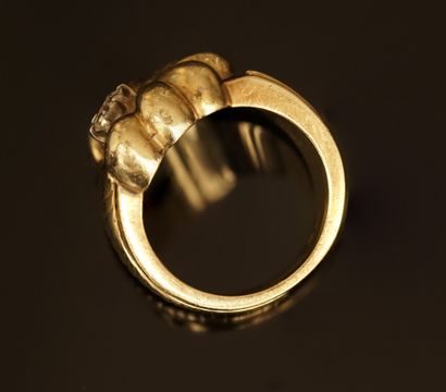 18k (750/°°) yellow gold ring set with a...