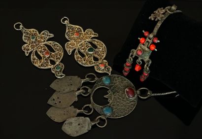 SET composed of 2 pendants and 2 large earrings...
