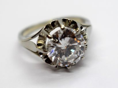 Solitaire ring in 18K (750/°°) white gold...