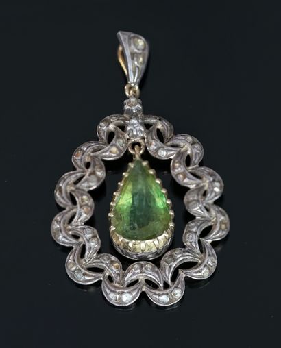 PENDENTIF en or 18k (750/°°) et argent présentant...