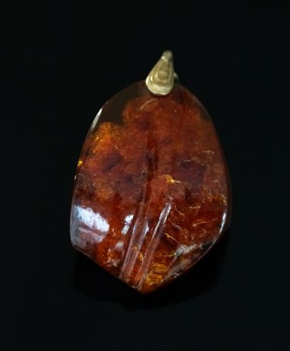 PENDANT in amber, the frame in silver gilded...
