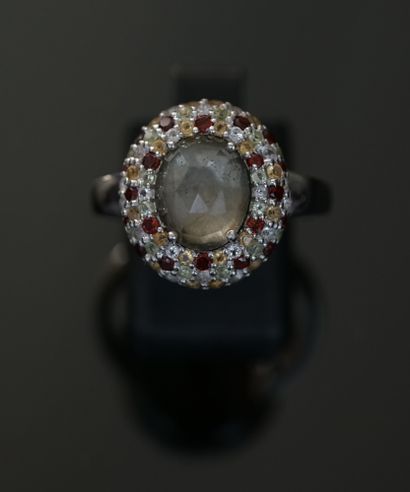 Silver ring 925°/°° centered of a faceted...