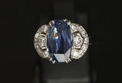 RING in 18k (750°/°°) white gold centered...