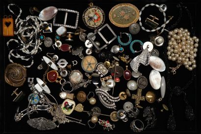 FANTAISIE - LOT of costume jewelry in gold...