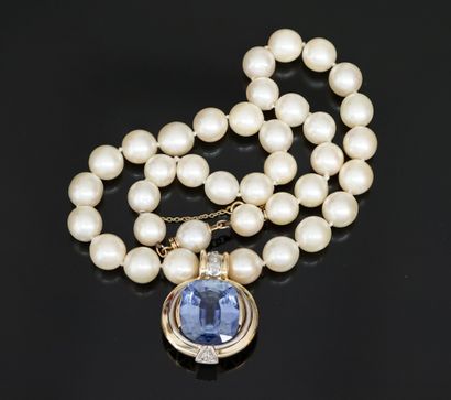 NECKLACE of cultured pearls (D. 8/9mm) holding...