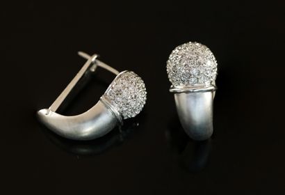 PAIR OF EARRINGS in 18k (750/°°) brushed...