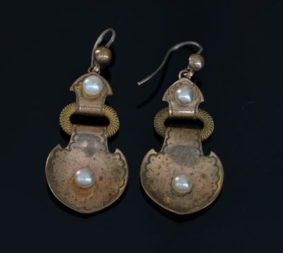 PAIRE DE PENDANTS D'OREILLES en métal doré...