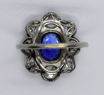 BAGUE « Pompadour » en platine, centrée d’un...