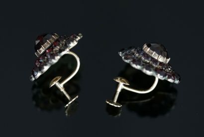 
PAIRE DE BOUCLES D'OREILLE métal doré présentant...