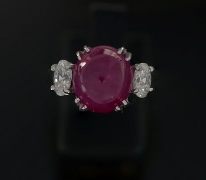 RING in 18k white gold (750°/°°) centered...